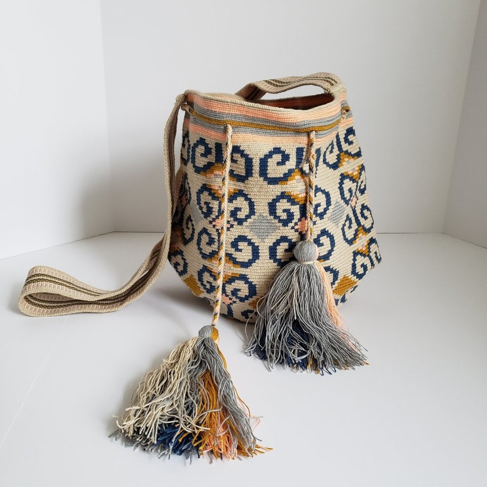 Handmade Bag. Authentic Colombian Mochila Wayuu . Multicolor. Unique.Roomy. NWOT